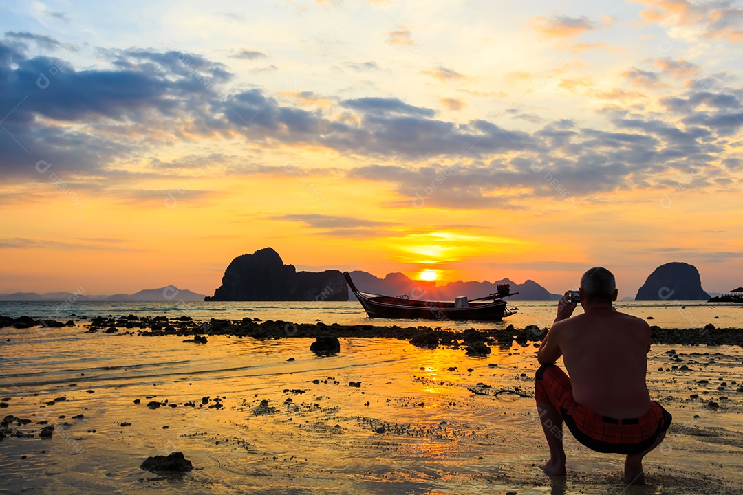 Fotografia de estrangeiro na praia pela manhã e ao nascer do sol em Trang