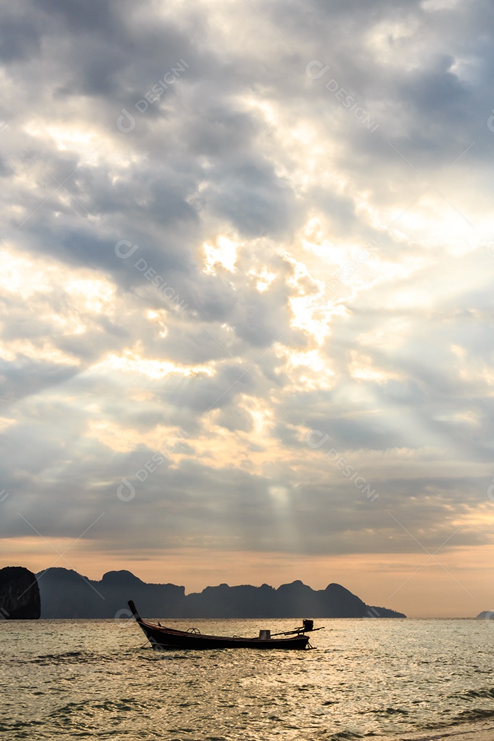 Barco no mar e no céu com raio de sol em Trang Tailândia