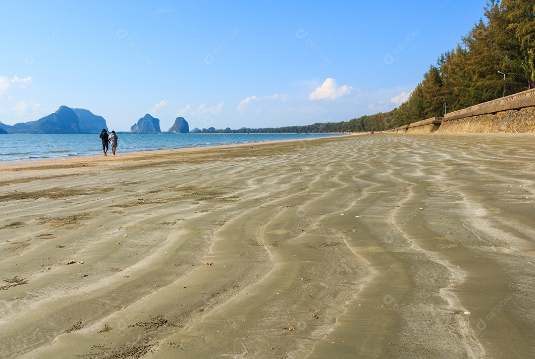 Namorados na praia com onda de areia em Trang Tailândia