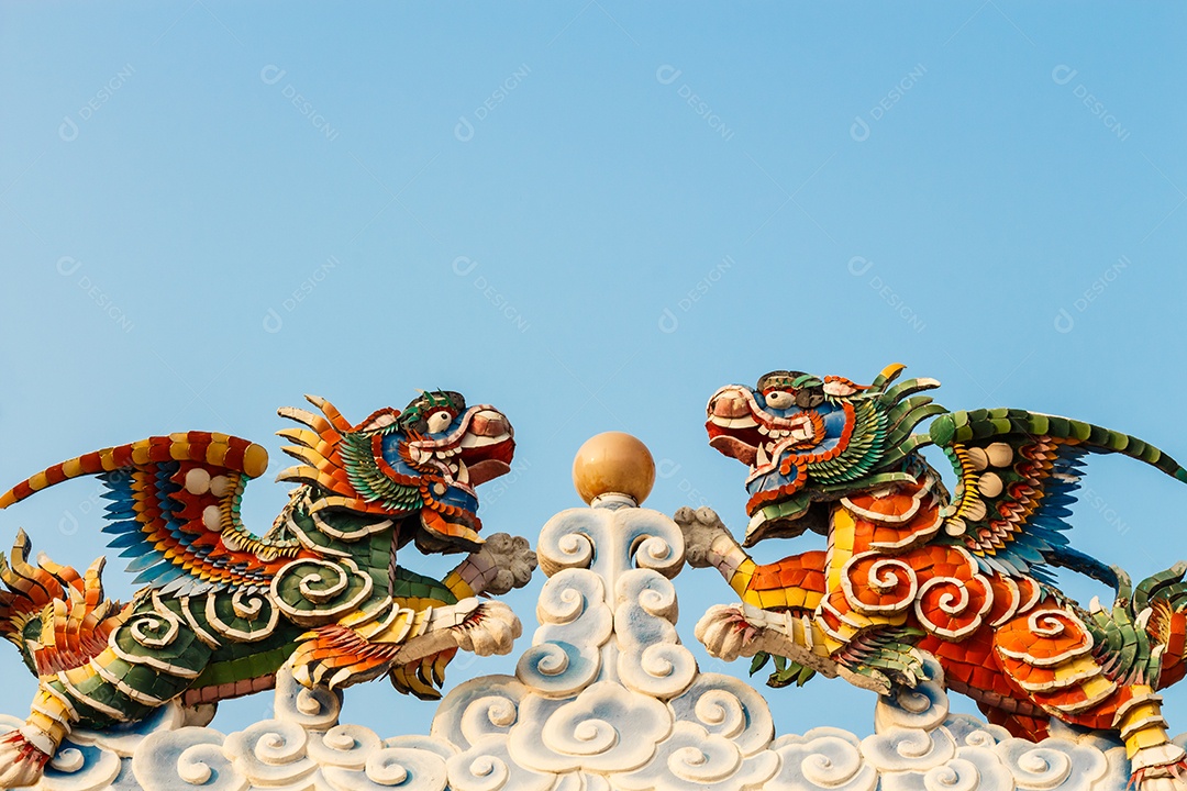 A estátua do dragão gêmeo e mármore Tailândia