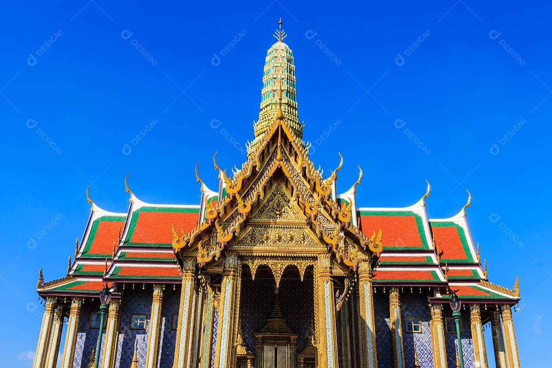 Wat Phra Kaew e céu azul em Bangkok