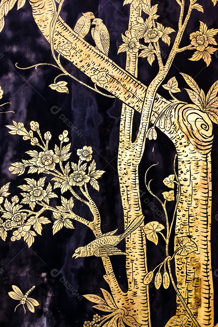 A velha imagem de árvores pássaros e libélulas na parede do templo tailandês