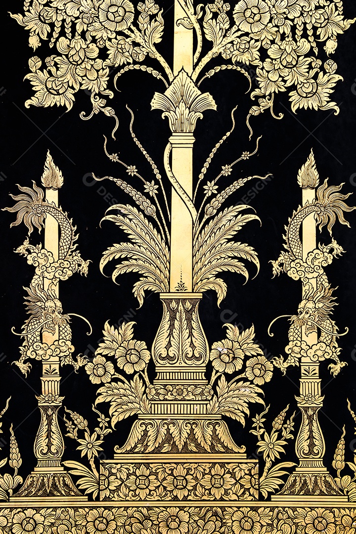 A imagem de dragões prende velas e flores na parede do templo tailandês