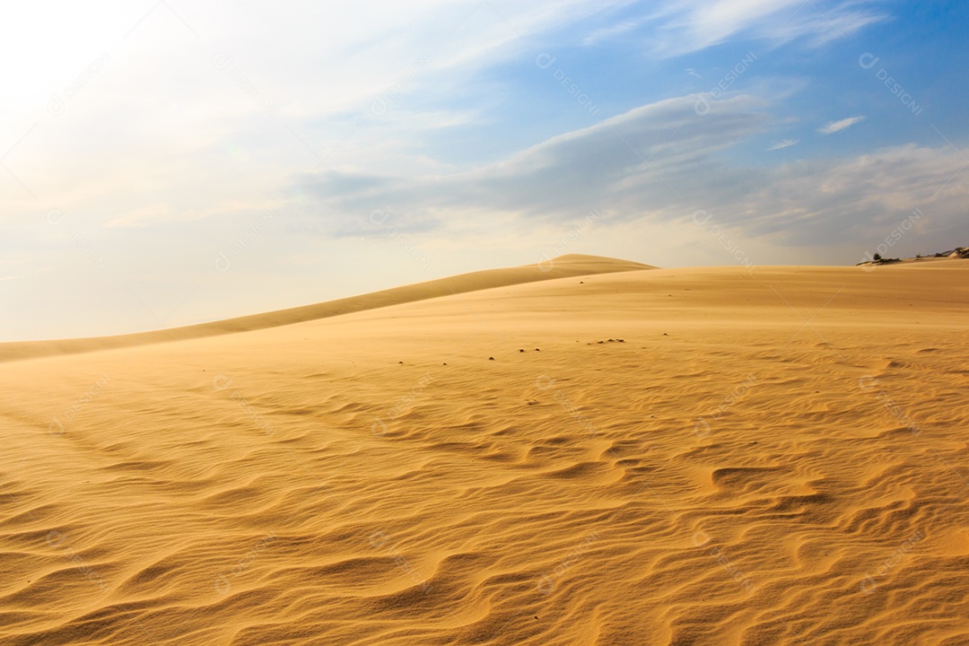Duna de areia vermelha e pôr do sol no Vietnã do sul