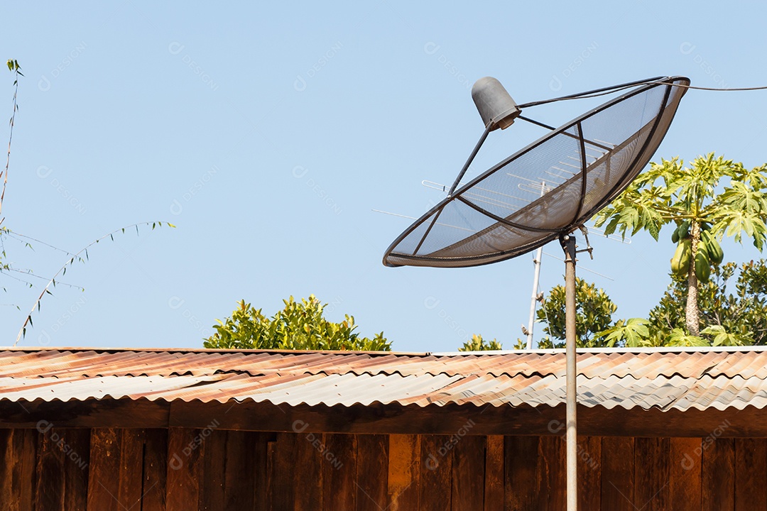 Antiga antena parabólica e cena rural