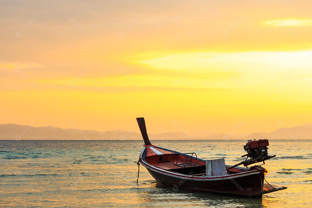 Barco nativo na praia e nascer do sol pela manhã em Trang