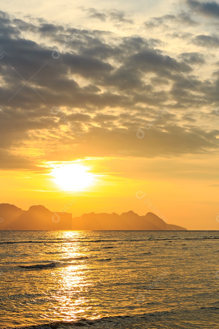 Nascer do sol sobre o mar de Andamão e reflexo na água em Trang