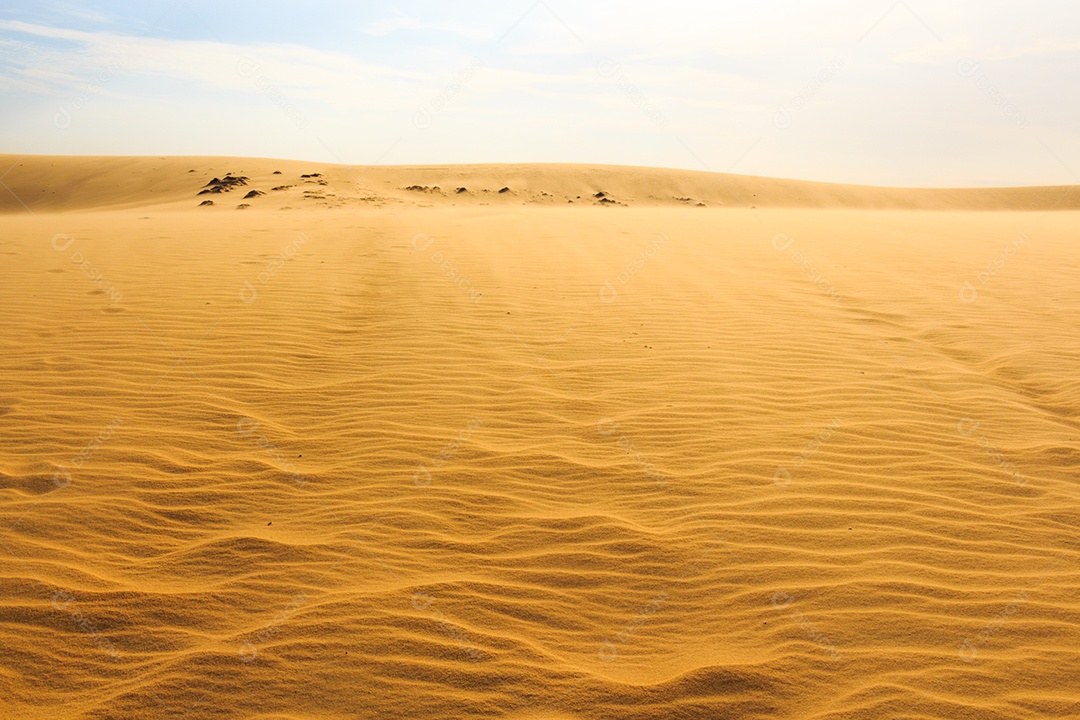 Duna de areia vermelha e pôr do sol no Vietnã do sul