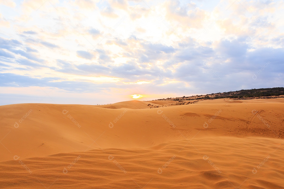 Duna de areia vermelha e pôr do sol no Vietnã do sul