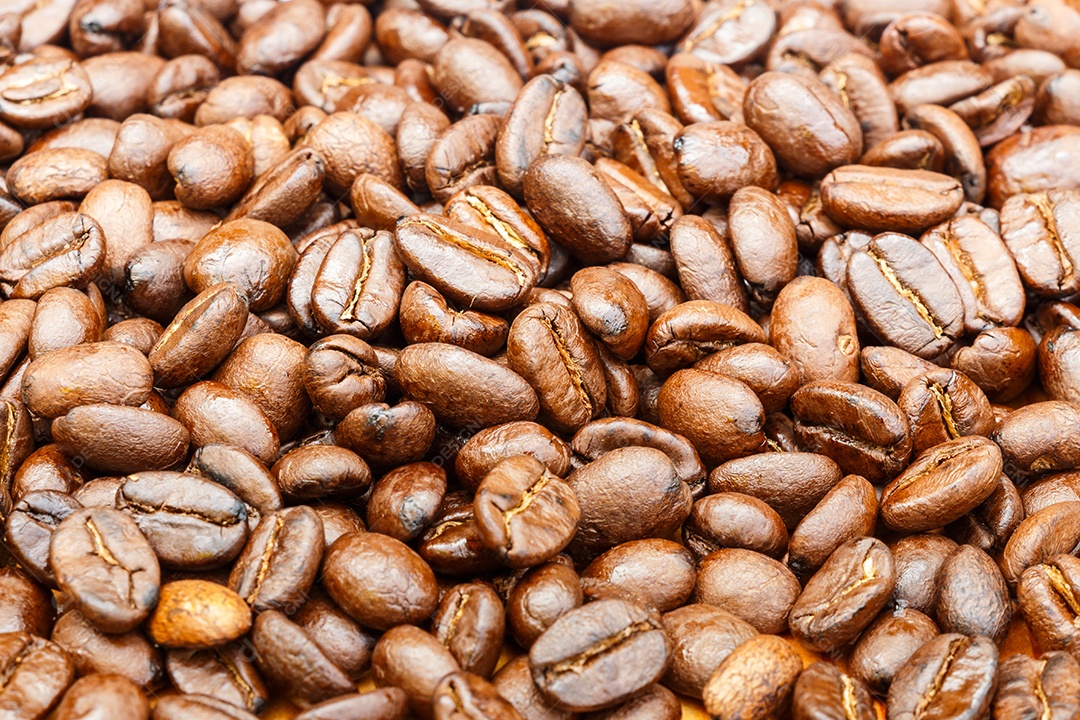 Grãos de café sobre uma mesa de madeira