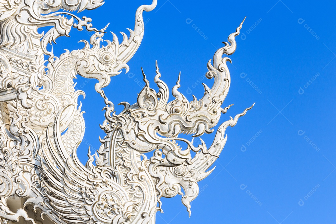 Estátuas de cisnes no telhado de Wat Rong Khun