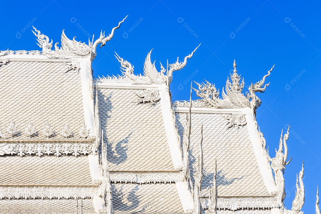 Estátuas de cisnes no telhado de Wat Rong Khun