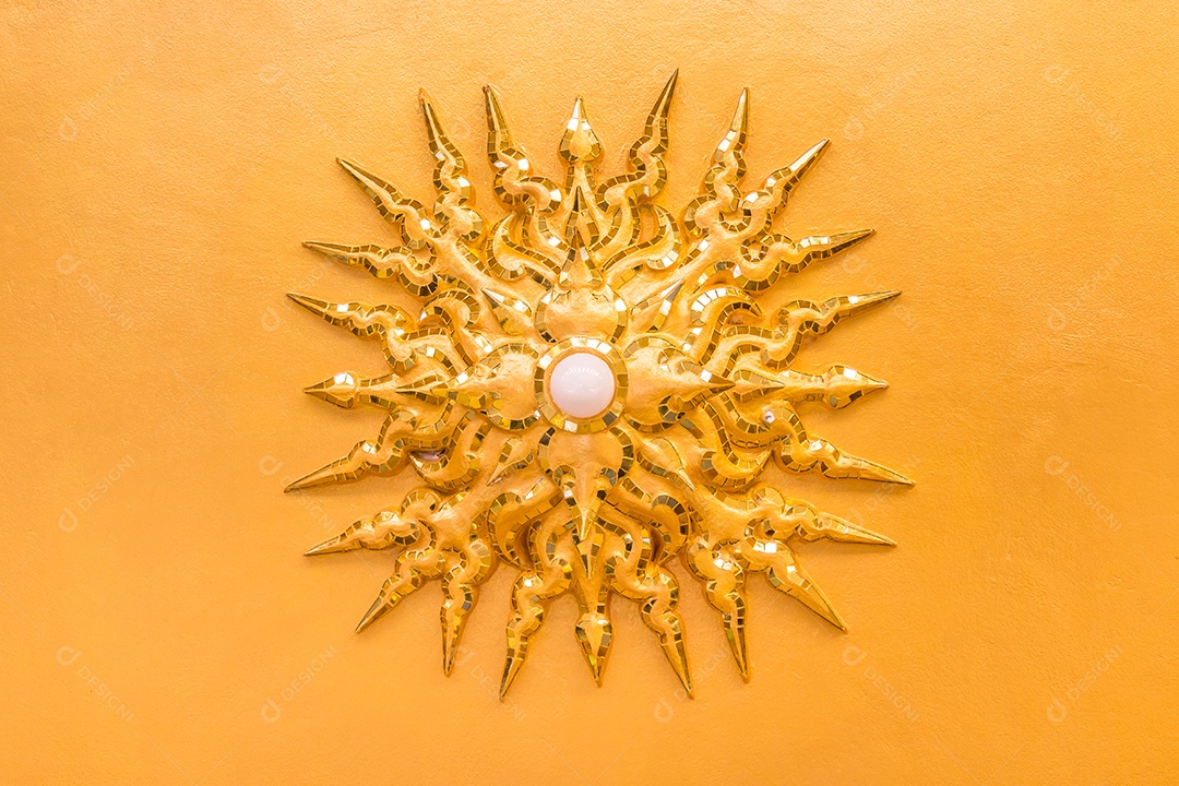 Lâmpada elétrica foi decorada em forma de sol no teto