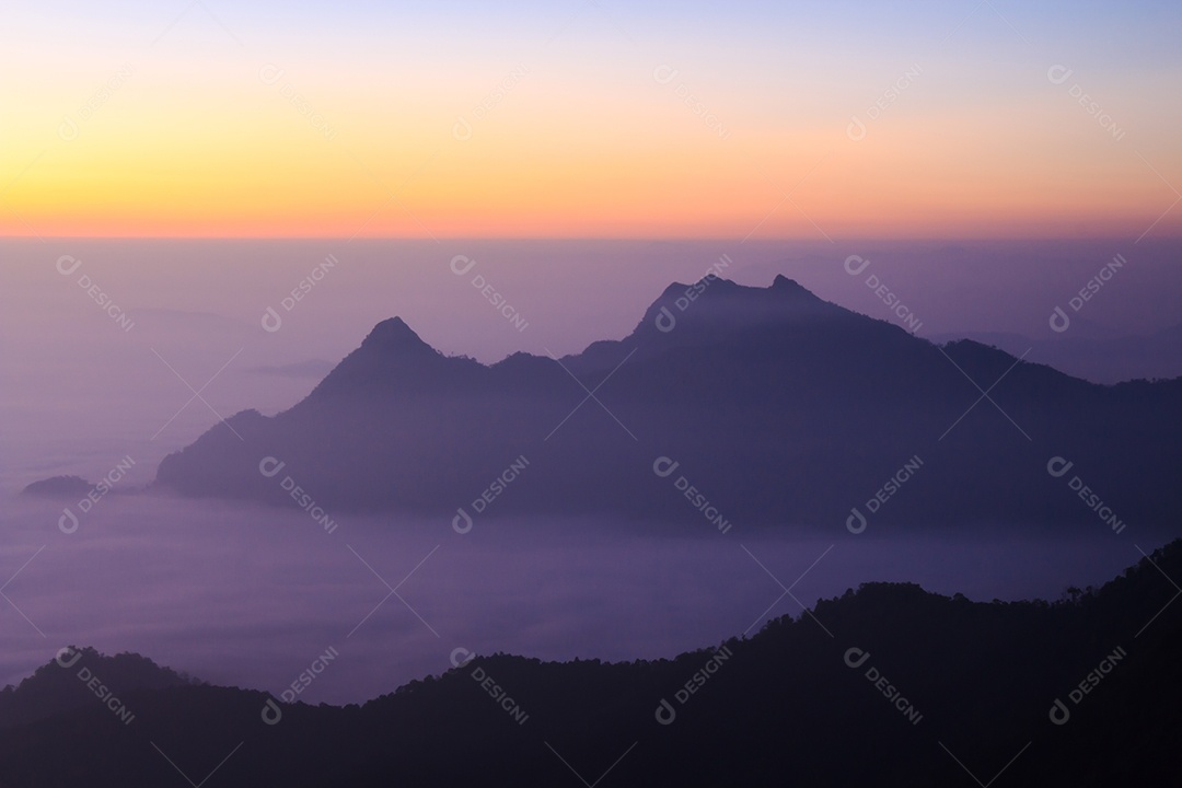 Mar de neblina e montanha com nascer do sol pela manhã