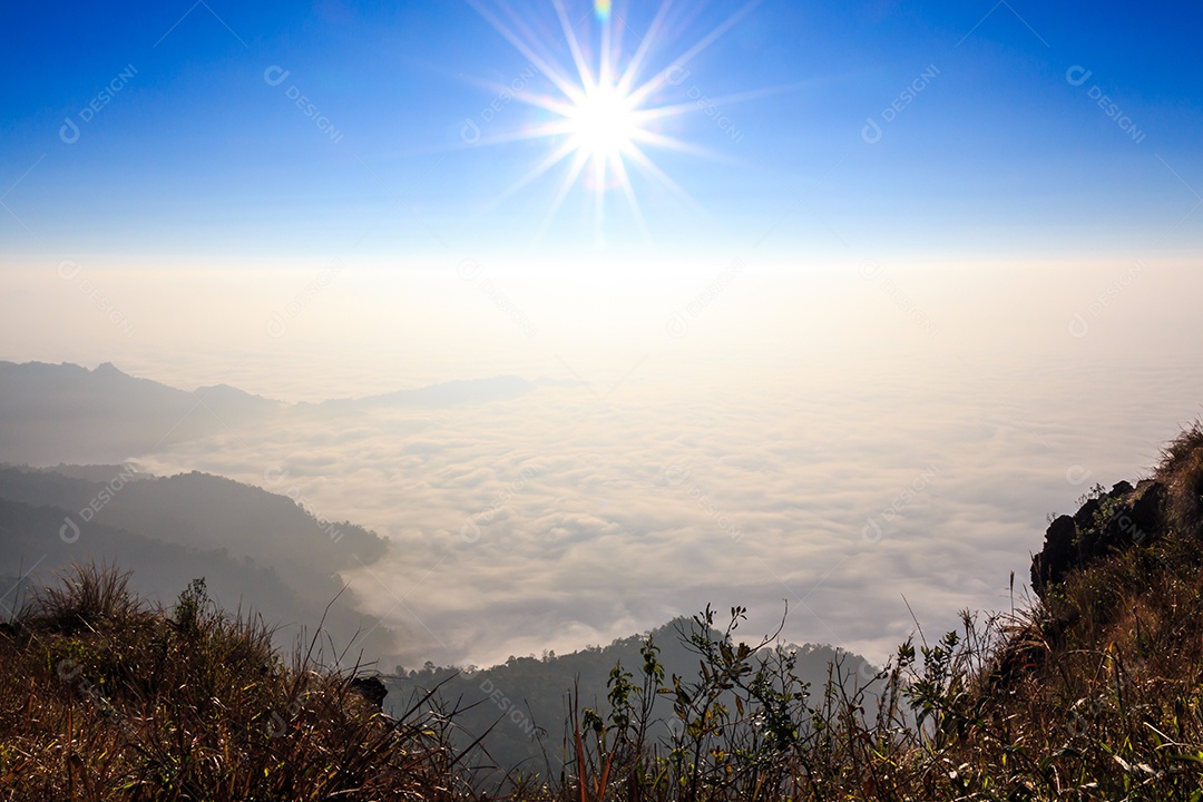 Nascer do sol e mar de neblina pela manhã em Phu Chi Fa
