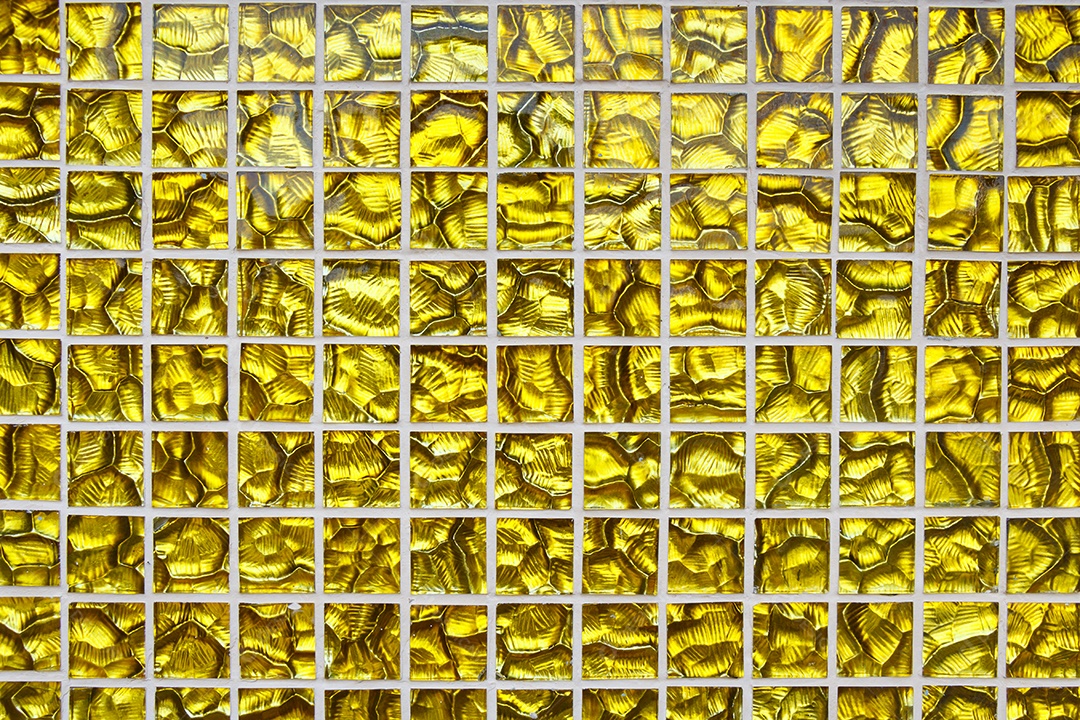 Textura de mosaico amarelo na piscina