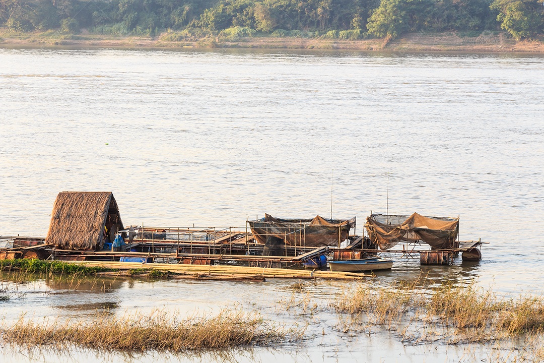 Casa flutuante nativa no rio Mekong à noite em Chiang Khan