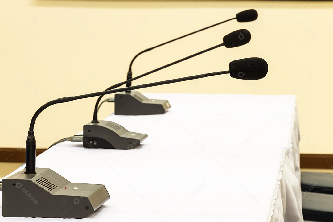 Microfones sobre a mesa em uma sala de conferências