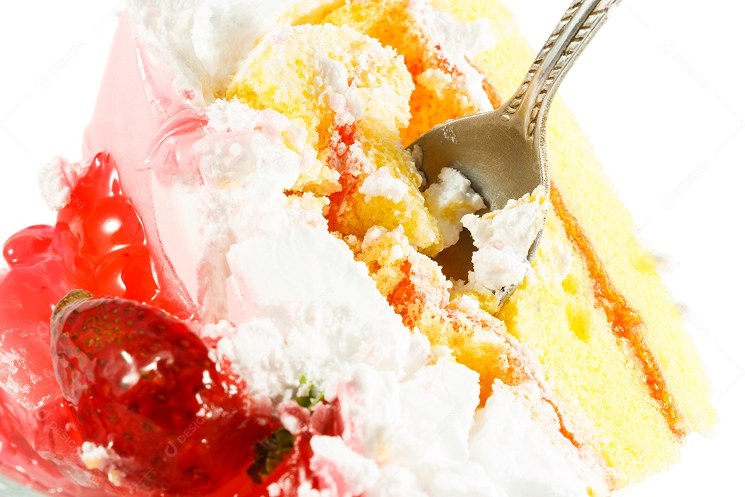 Bolo de morango com creme branco foi comido por alguém