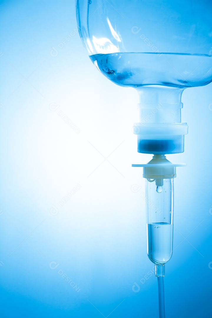 Equipo de soro em suporte com medicamento