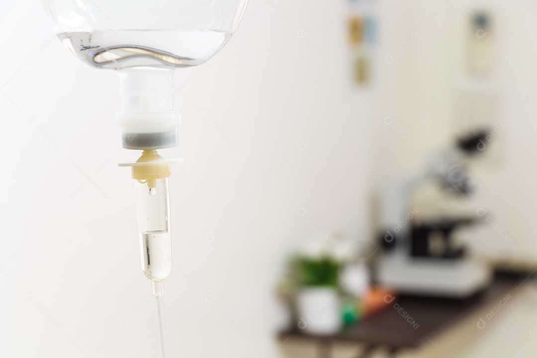 Solução salina e microscópio no hospital