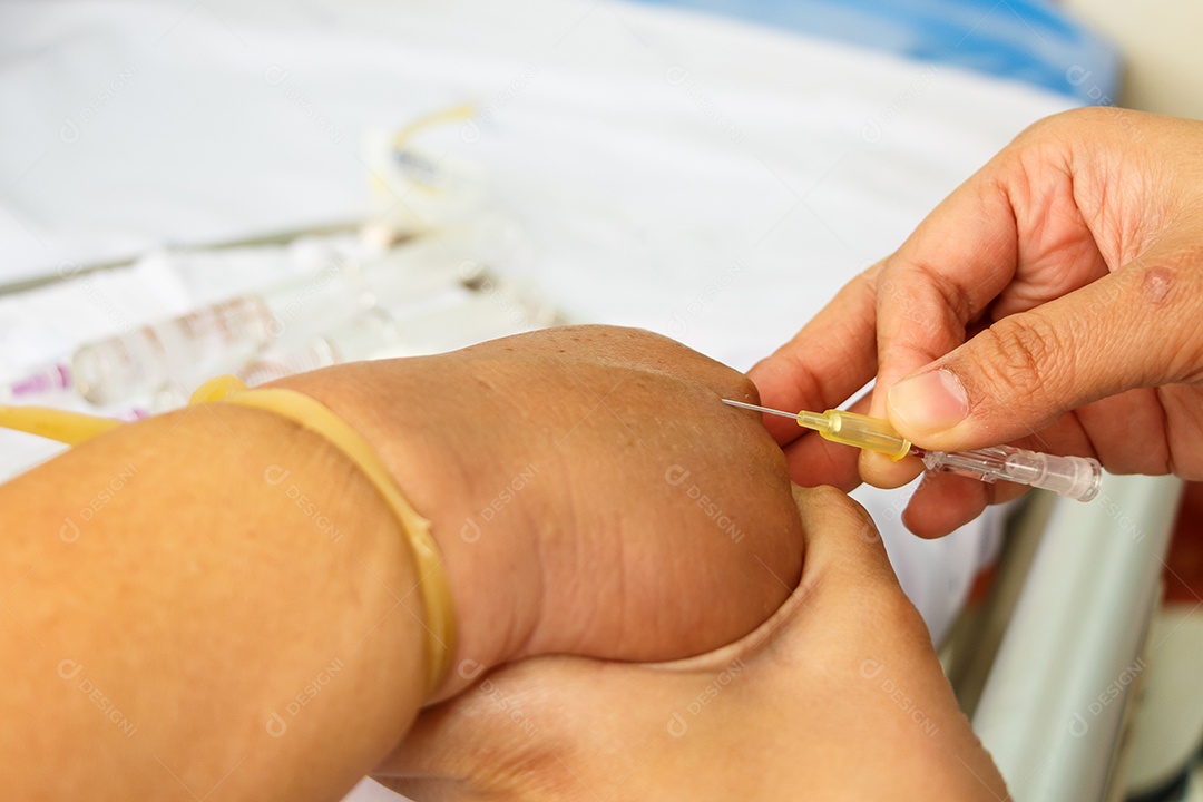 Enfermeira asiática injeta fluido intravenoso na mão do paciente