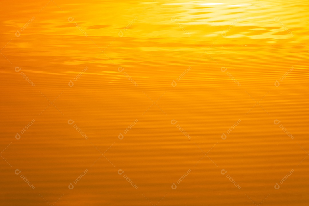 Textura de superfície de água calma transparente de cor ouro turva