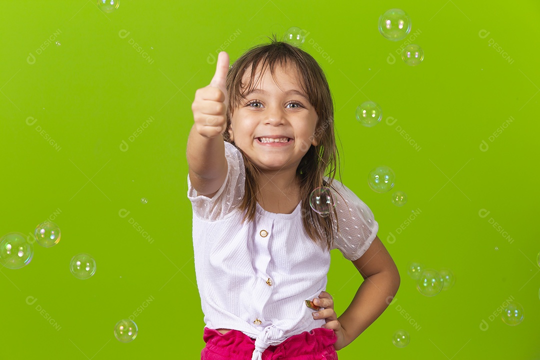 Linda menina garotinha sobre fundo isolado