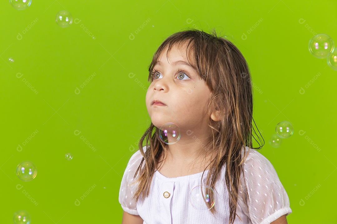 Linda menina garotinha sobre fundo isolado