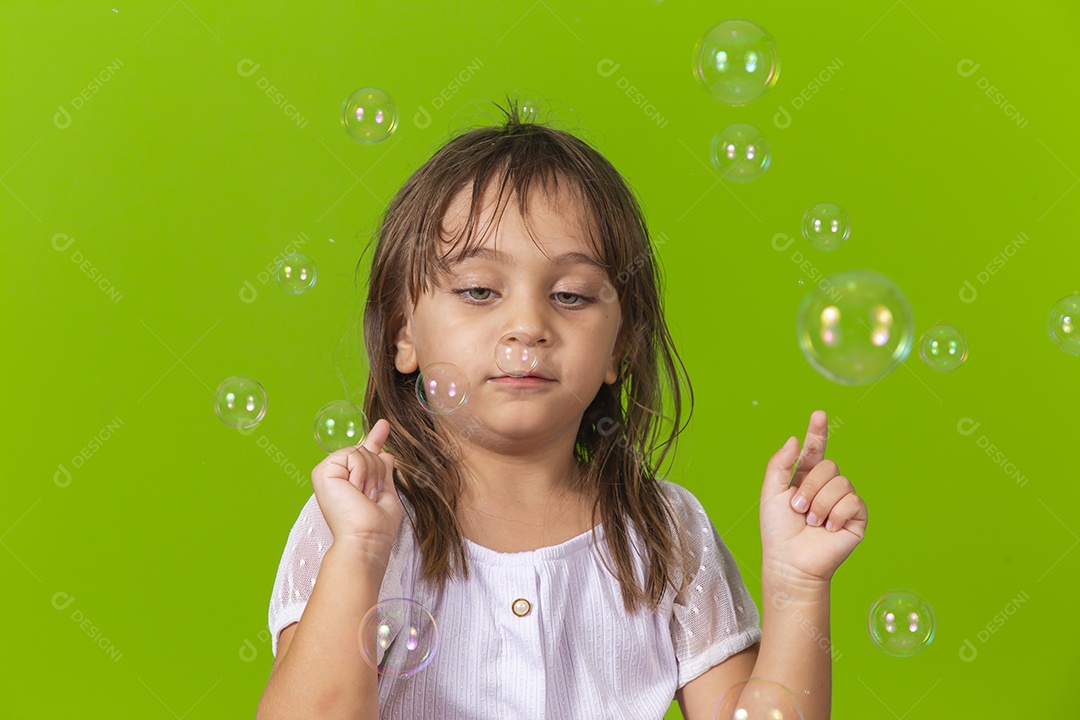 Linda menina garotinha sobre fundo isolado