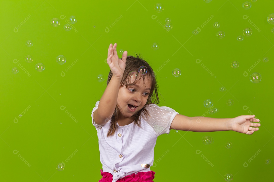 Linda menina garotinha sobre fundo isolado