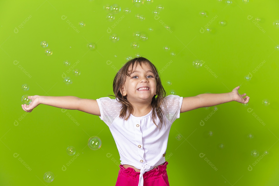 Linda menina garotinha sobre fundo isolado Linda menina garotinha sobre fundo isolado