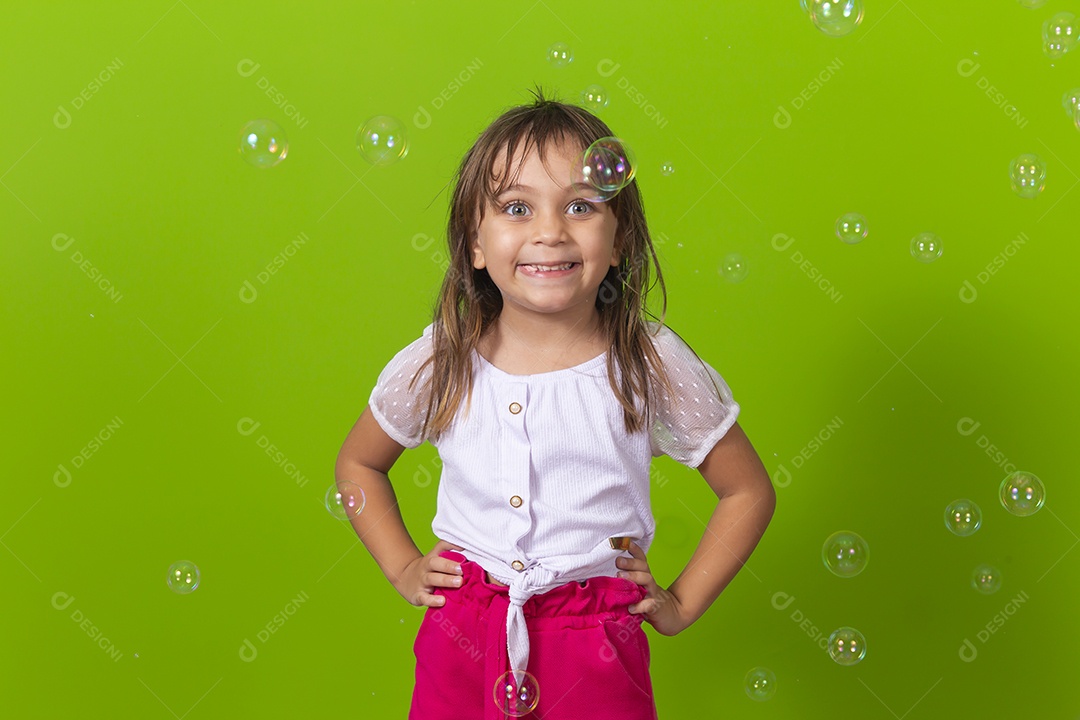 Linda menina garotinha sobre fundo isolado