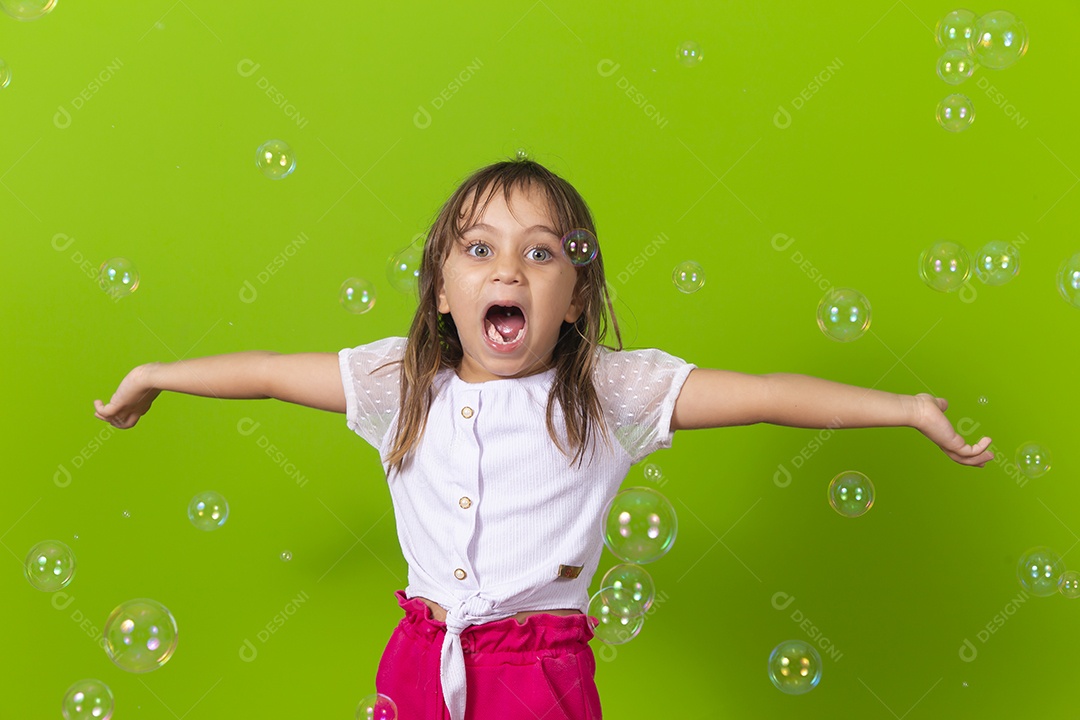 Linda menina garotinha sobre fundo isolado