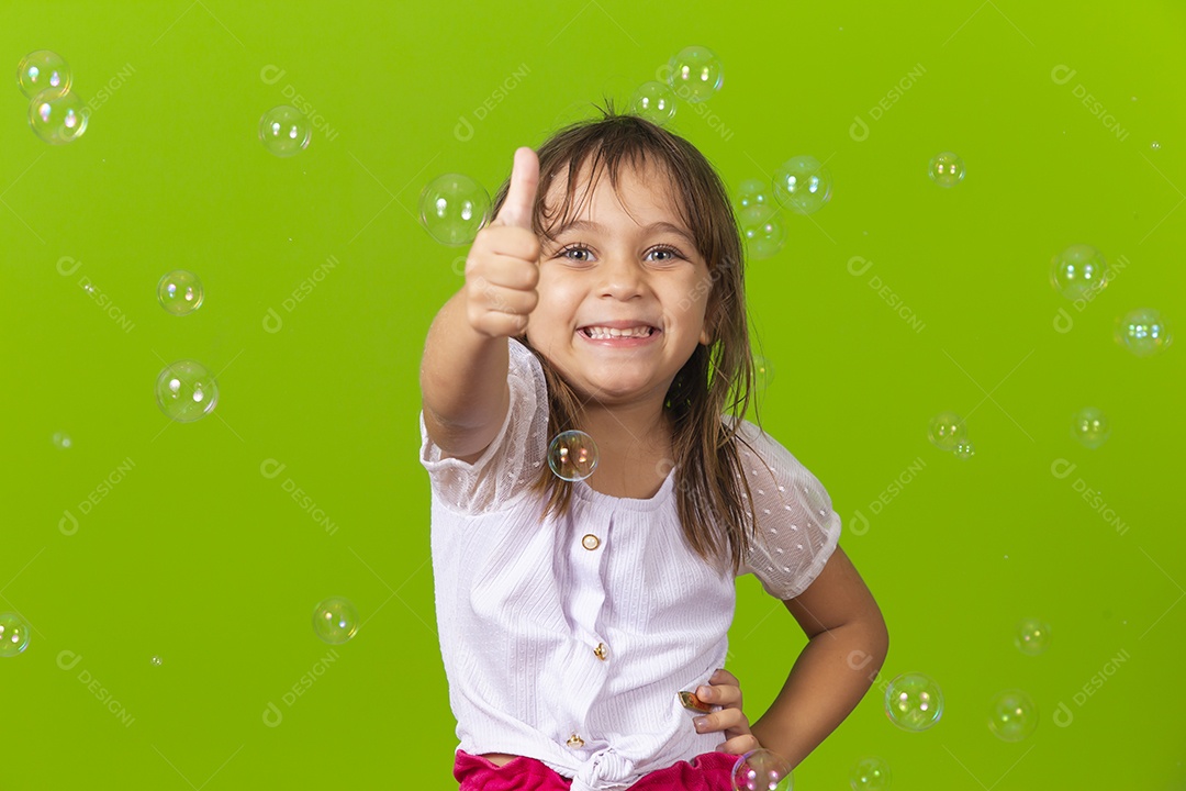 Linda menina garotinha sobre fundo isolado
