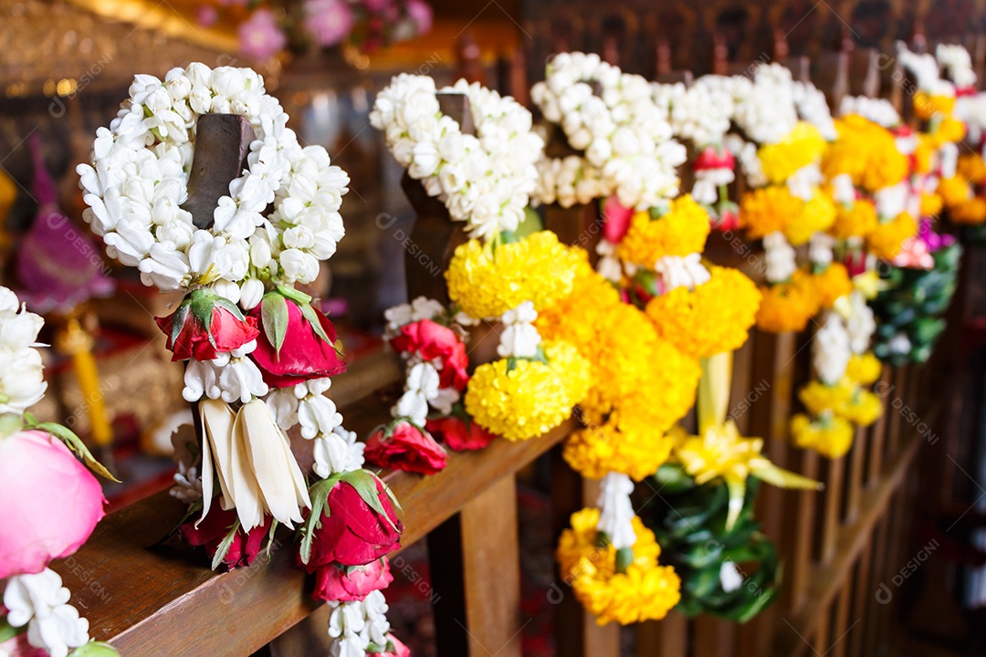 Guirlandas penduradas em madeira em Wat Pho templo