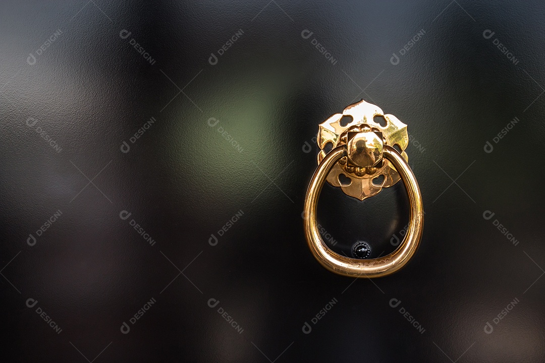 Porta no templo de Asakusa com padrão de flores em Tóquio