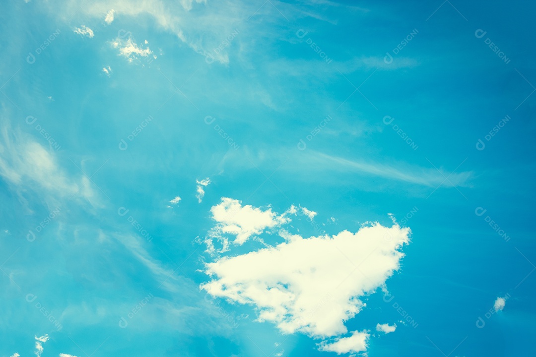 Belo fundo do céu azul ao amanhecer