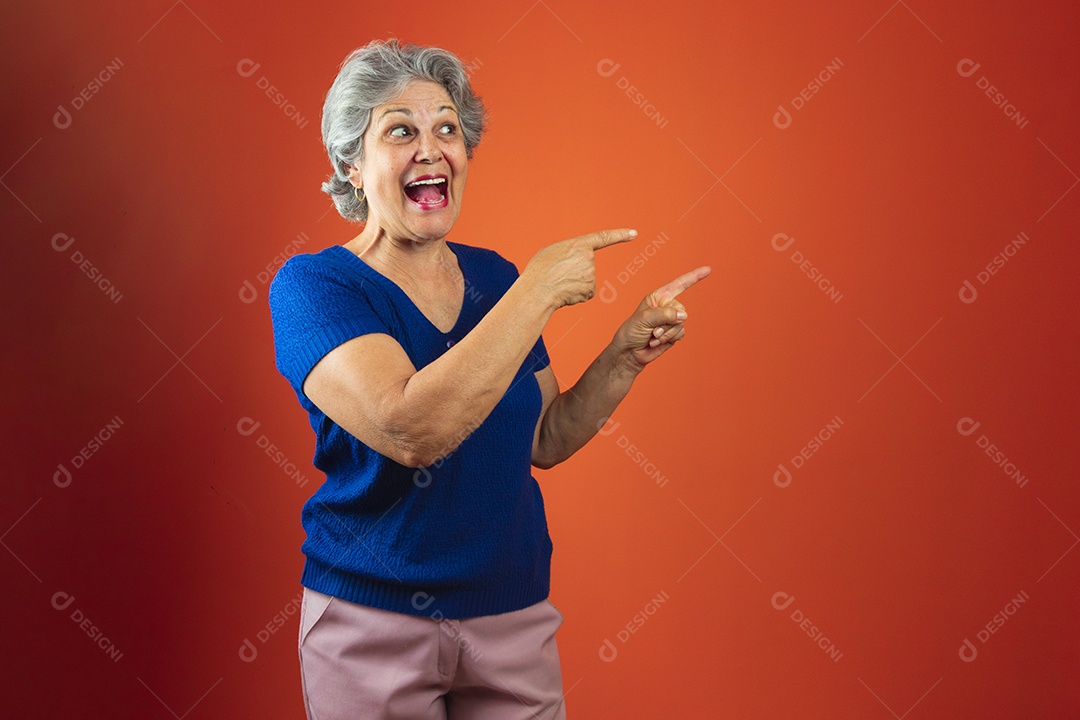 Retrato de mulher sorridente com cabelos grisalhos e camiseta azul