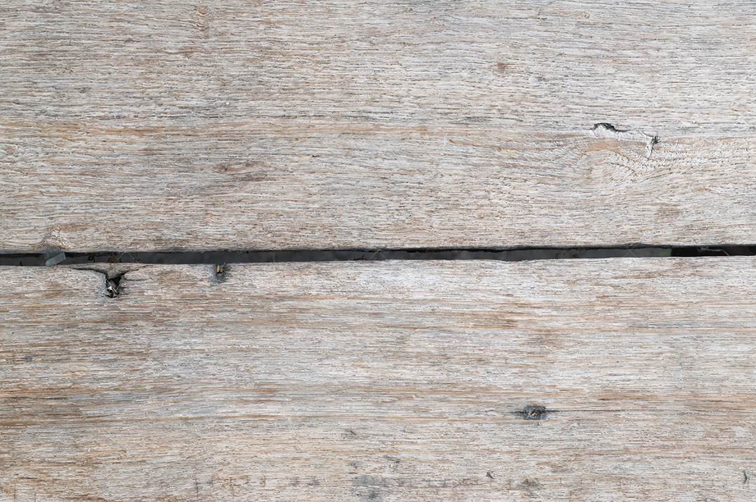 Três pranchas velhas de creme ou cinza com furo de prego e faixa