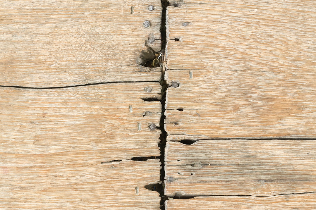 Três pranchas velhas de creme ou cinza com furo de prego e faixa