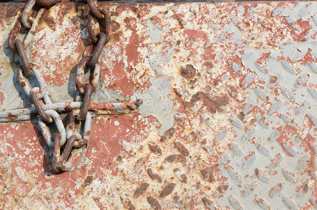 Fundo de ferro ferrugem vermelha com corrente como cruz