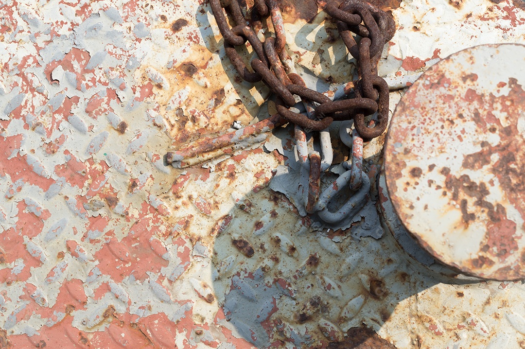 Fundo de ferro ferrugem vermelho com corrente como cruz