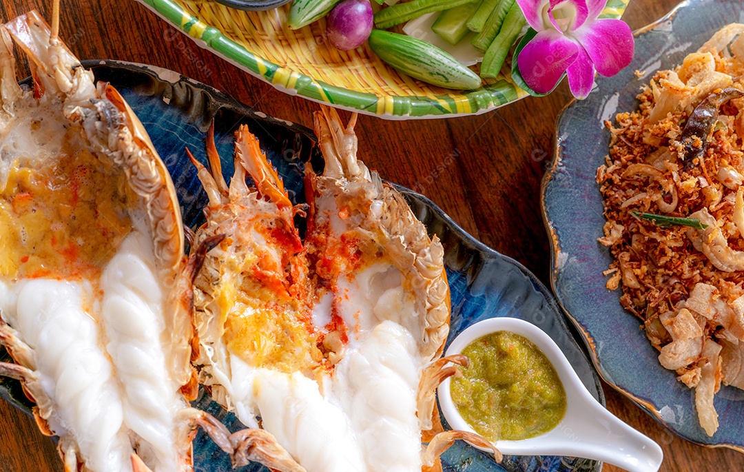 Camarão gigante grelhado em restaurante tailandês de luxo. Frutos do mar