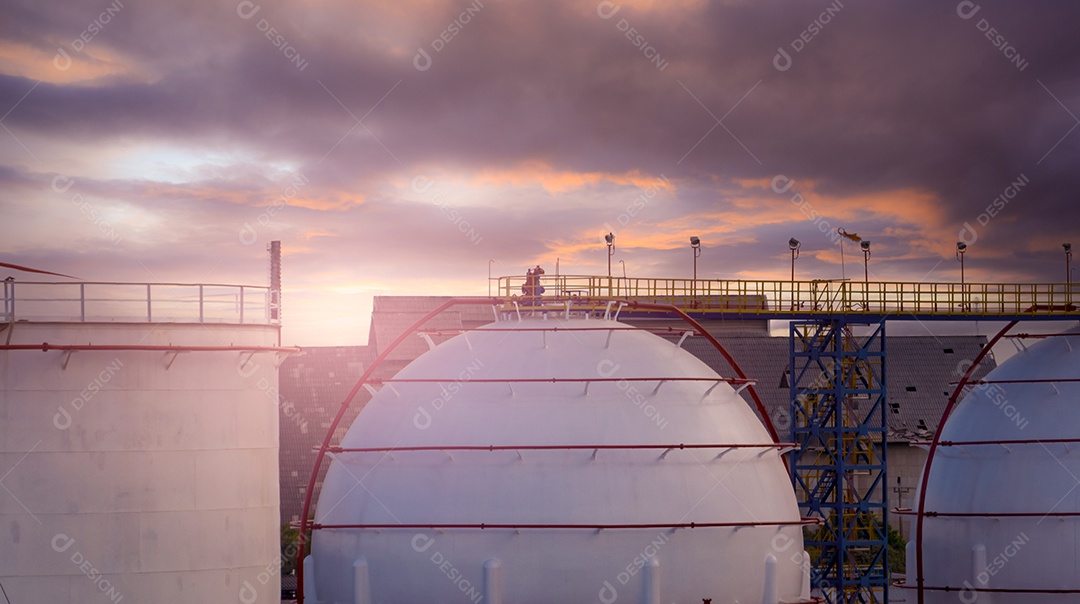 Tanque de armazenamento de gás industrial. GNL ou armazenamento de gás natural liquefeito