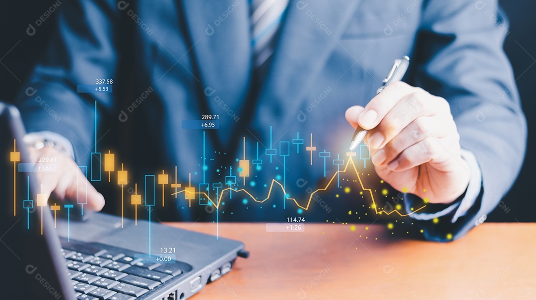 Fundos de Investimentos em Bolsa e Ativos Digitais. empresário analisando dados financeiros do gráfico de negociação forex do tablet.