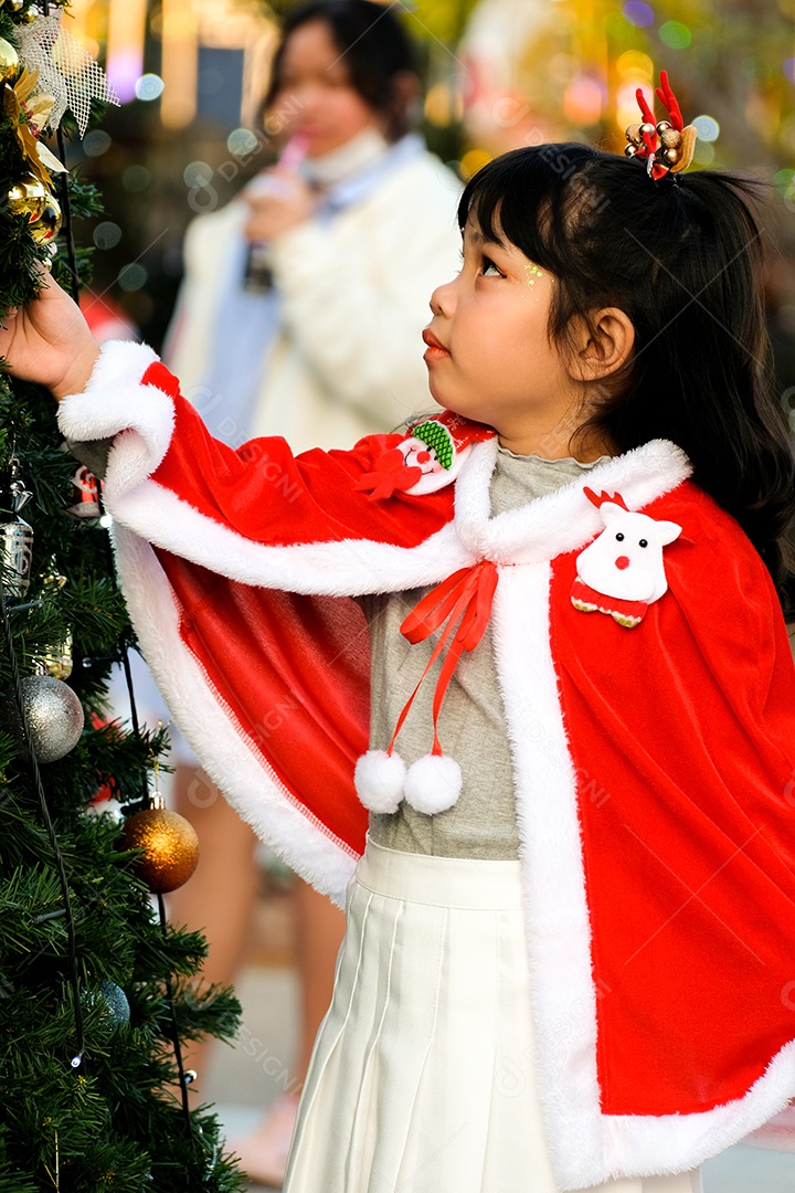 Linda menina criança usando fantasia Papai Noel