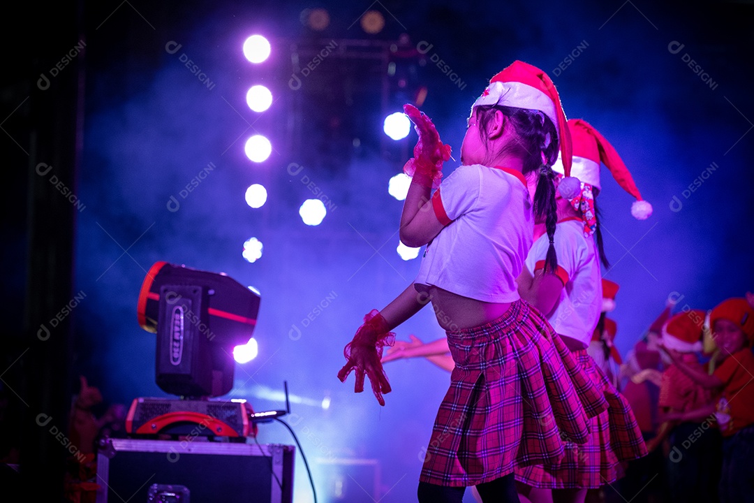 Lindas meninas crianças fazendo apresentações