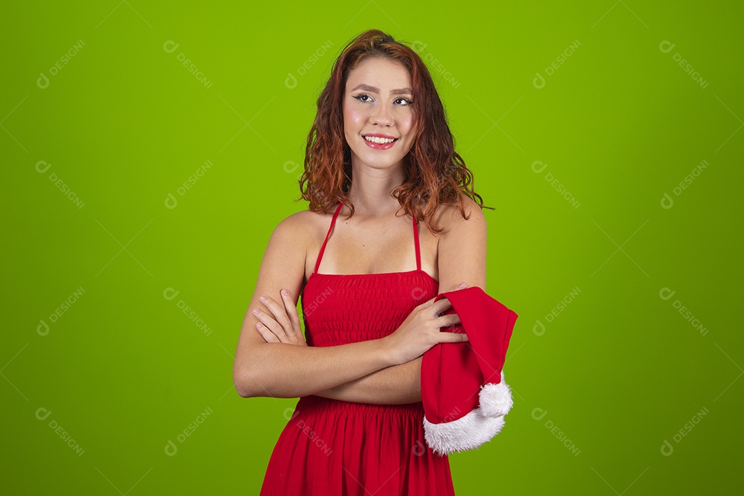 Linda mulher usando touca vermelha do Papai Noel Feliz Natal