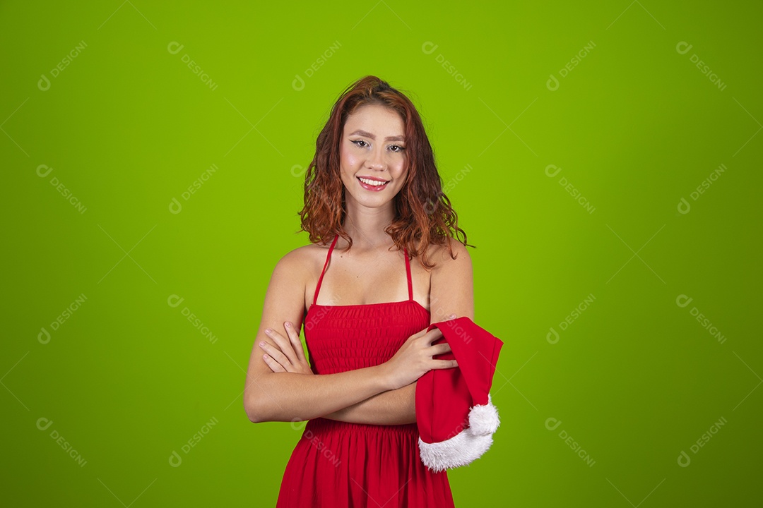 Linda mulher usando touca vermelha do Papai Noel Feliz Natal